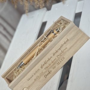 Graviertes Holzset mit Bambus-Stift als personalisiertes Abschiedsgeschenk für Lehrerin oder Erzieherin