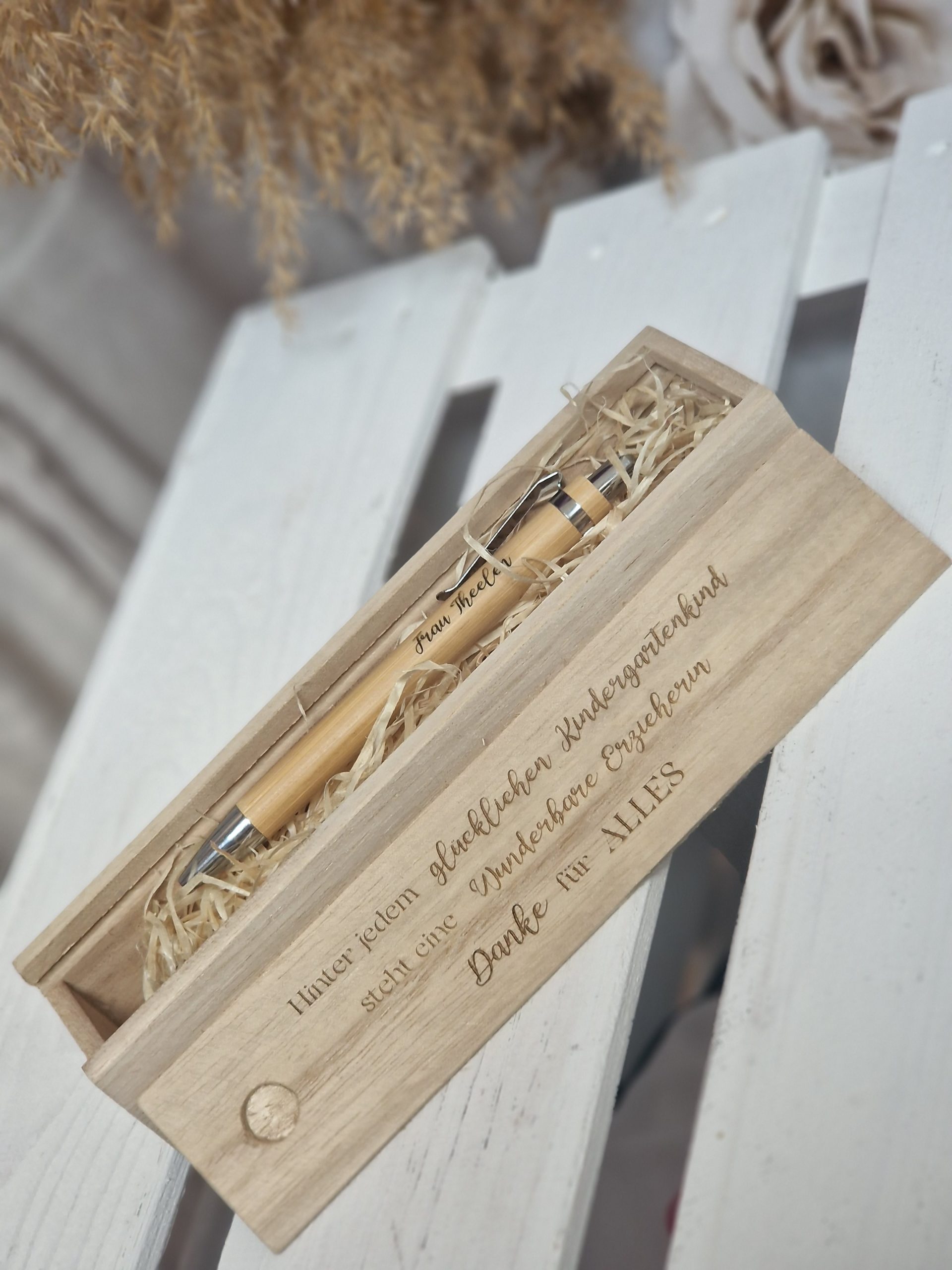 Graviertes Holzset mit Bambus-Stift als personalisiertes Abschiedsgeschenk für Lehrerin oder Erzieherin